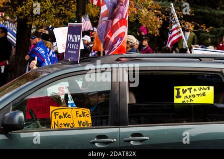 Carson, Usa. November 2020. Ein Auto mit Plakaten fährt während der Demonstration an Pro-Trump-Anhängern vorbei.Pro-Trump-Anhänger nehmen am "Millionen-MAGEN-Marsch" im Gebäude der Landeshauptstadt Teil. Sie protestierten gegen das, was sie als die Wahl ansehen, die durch Betrug gestohlen wurde. Kredit: SOPA Images Limited/Alamy Live Nachrichten Stockfoto