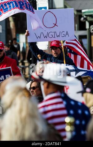 Carson, Usa. November 2020. Ein Protestler hält während der Kundgebung ein Plakat.Pro-Trump-Anhänger nehmen am "Millionen-MAGEN-Marsch" im Gebäude der Landeshauptstadt Teil. Sie protestierten gegen das, was sie als die Wahl ansehen, die durch Betrug gestohlen wurde. Kredit: SOPA Images Limited/Alamy Live Nachrichten Stockfoto