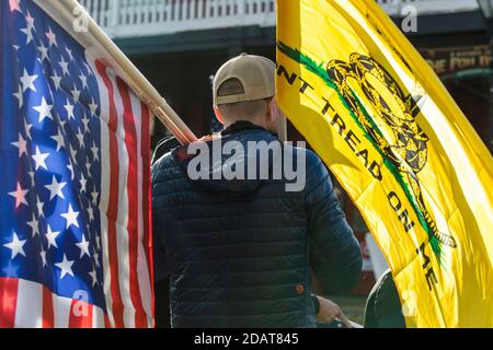 Carson, Usa. November 2020. Ein Protestler hält während der Demonstration Flaggen.Pro Trump Anhänger nehmen am "Millionen-MAGEN-Marsch" im Gebäude der Landeshauptstadt Teil. Sie protestierten gegen das, was sie als die Wahl ansehen, die durch Betrug gestohlen wurde. Kredit: SOPA Images Limited/Alamy Live Nachrichten Stockfoto