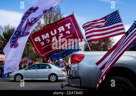 Carson, Usa. November 2020. Trump-Flaggen sind während der Kundgebung zu sehen.Pro-Trump-Anhänger nehmen am "Millionen-MAGEN-Marsch" im Gebäude der Landeshauptstadt Teil. Sie protestierten gegen das, was sie als die Wahl ansehen, die durch Betrug gestohlen wurde. Kredit: SOPA Images Limited/Alamy Live Nachrichten Stockfoto