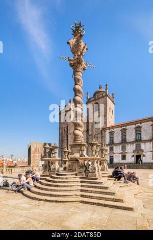 10. März 2020: Porto, Portugal - die Pelourinho oder Pranger von Porto, die auf dem Platz am westlichen Ende der Kathedrale steht. Stockfoto