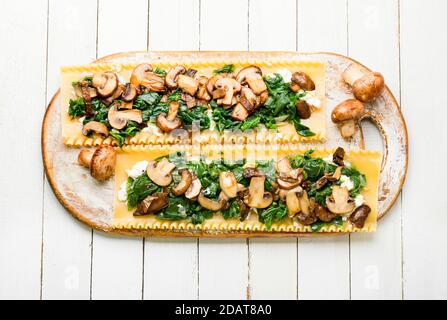 Lasagne mit Pilzen, Champignons, Käse und Spinat. Traditionelle italienische Küche. Stockfoto