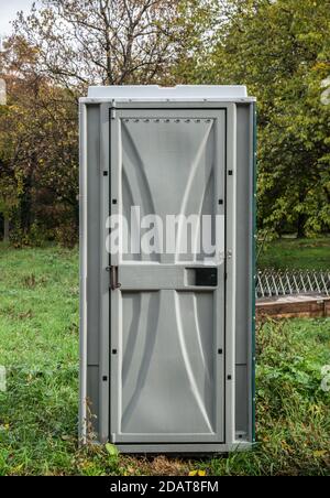 Öffentliche tragbare Bio-Toiletten in Youth Park, Bukarest, Rumänien. Stockfoto