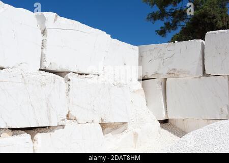 Stapel von riesigen rohen Marmorblöcken Stockfoto