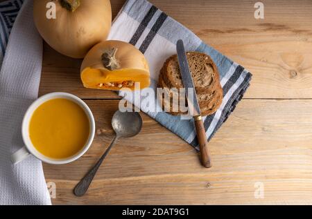 Frische hausgemachte Butternusssuppe auf einem Küchentisch. Stockfoto