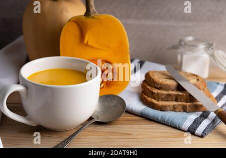 Frische hausgemachte Butternusssuppe auf einem Küchentisch. Stockfoto