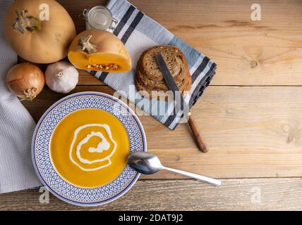 Frische hausgemachte Butternusssuppe auf einem Küchentisch. Stockfoto