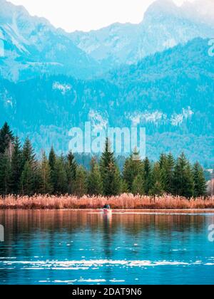 See mit Bergen und Booten in der Landschaft Stockfoto