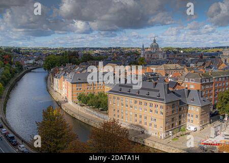 Toeristische Bilder der Stadt Namen. Weitwinkelaufnahme aus Vogelperspektive von namur mit dem Fluss maas, la meuse. Das Beste von belgien, wallonie in einem foto Stockfoto