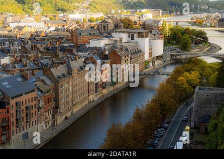 Toeristische Bilder der Stadt Namen. Weitwinkelaufnahme aus Vogelperspektive von namur mit dem Fluss maas, la meuse. Das Beste von belgien, wallonie in einem foto Stockfoto