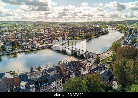 Toeristische Bilder der Stadt Namen. Weitwinkelaufnahme aus Vogelperspektive von namur mit dem Fluss maas, la meuse. Das Beste von belgien, wallonie in einem foto Stockfoto