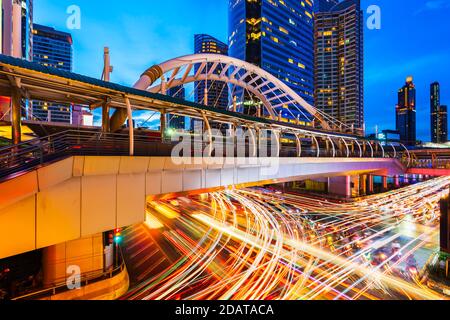 Öffentlicher Sky Walk und Verkehr am Chong Nonsi Sky Train Station, Bangkok, Thailand Stockfoto