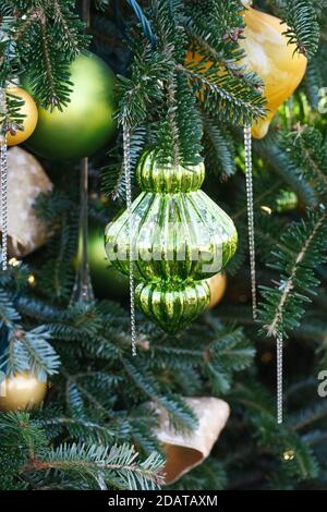 Dekorative Kugeln am Weihnachtsbaum. Stockfoto