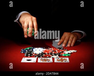 Person betrügt beim Pokerspielen Stockfoto