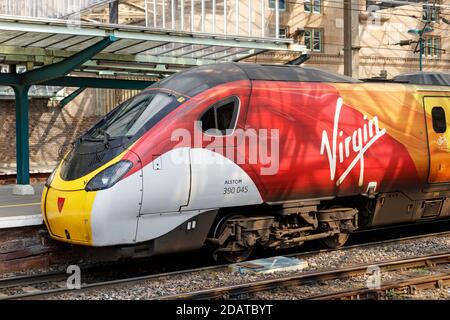 390045 auf Plattform 4 bei Carlisle. Stockfoto