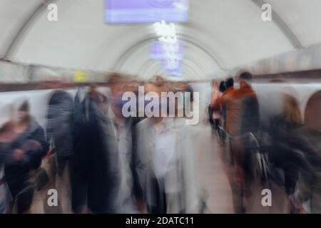Verschwommenes Bild einer Menschenmenge in einer U-Bahnüberfahrt. Stockfoto