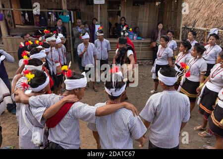 Junge Jungen und Mädchen aus dem stamm der kuki von Nagaland tanzen und Feiern während Hornbill Festival in Nagaland Indien auf Dezember 2016 Stockfoto