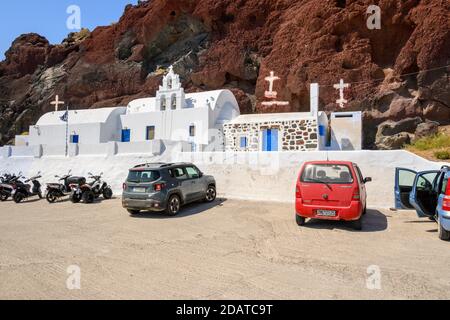 Santorini, Griechenland - 16. September 2020: Griechische Kirche in den Berg gebaut in der Nähe des berühmten Roten Strandes von Akrotiri. Santorini Island, Griechenland Stockfoto