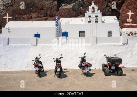 Santorini, Griechenland - 16. September 2020: Kirche in den Berg gebaut in der Nähe des berühmten Roten Strandes von Akrotiri. Santorini Island, Griechenland Stockfoto