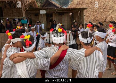 Junge Jungen und Mädchen aus dem stamm der kuki von Nagaland tanzen und Feiern während Hornbill Festival in Nagaland Indien auf Dezember 2016 Stockfoto