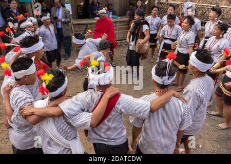 Junge Jungen und Mädchen aus dem stamm der kuki von Nagaland tanzen und Feiern während Hornbill Festival in Nagaland Indien auf Dezember 2016 Stockfoto