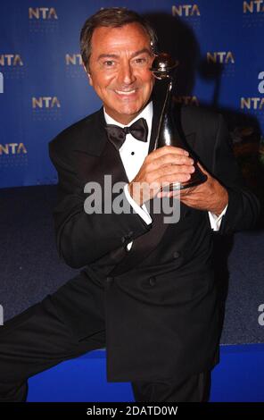 Datei Foto vom 23/10/2001 von des O'Connor mit seinem Special Achievement Award bei den National Television Awards in der Royal Albert Hall, London. Des O'Connor, 88, verstarb leider am Samstag, 14. November. Sein Agent bestätigte, dass er vor etwas mehr als einer Woche nach einem Sturz in seinem Haus in Buckinghamshire ins Krankenhaus eingeliefert worden war. Leider verschlechterte sich sein Zustand gestern Abend plötzlich und er driftete friedlich im Schlaf fort. Stockfoto