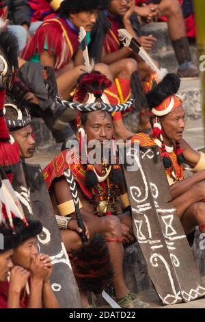 Ein Naga Tribesman sitzend in traditioneller Kriegerkleidung gekleidet an Kisama Dorf in Nagaland Indien am 3. Dezember 2016 Stockfoto