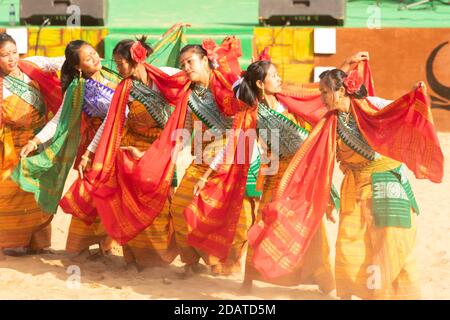 Naga-Frauen tanzen in ihrer traditionellen ethnischen Kleidung in Kisama Heritage Dorf in Nagaland Indien während Hornbill Festival am 4 Dezember 2016 Stockfoto