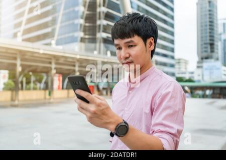 Mann mit Smartphone in der Stadt Stockfoto