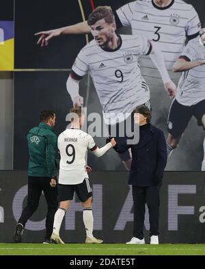 Leipzig, Deutschland. 15. Nov, 2020. firo: 14.11.2020 Fußball, Fußball: UEFA NATIONS LEAGUE, Landerspiel Nationalmannschaft Deutschland, GER - Ukraine 3: 1 Timo WERNER, GER, Ersatz durch Nationaltrainer Joachim LOW, GER, im Hintergrund Foto von Timo WERNER Quelle: dpa/Alamy Live News Stockfoto