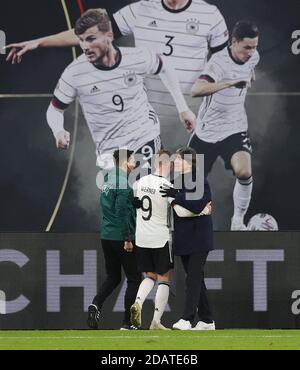 Leipzig, Deutschland. 15. Nov, 2020. firo: 14.11.2020 Fußball, Fußball: UEFA NATIONS LEAGUE, Landerspiel Nationalmannschaft Deutschland, GER - Ukraine 3: 1 Timo WERNER, GER, Ersatz durch Nationaltrainer Joachim LOW, GER, im Hintergrund Foto von Timo WERNER Quelle: dpa/Alamy Live News Stockfoto