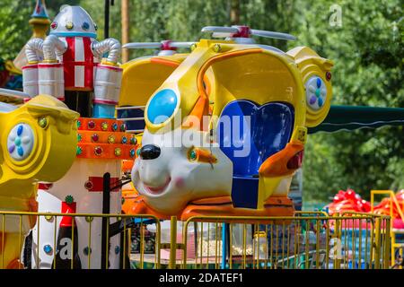 Attraktion Kinderkarussell in einem Provinzpark Stockfoto