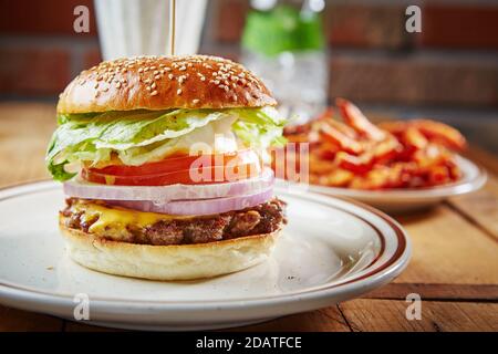 Hamburger auf einem weißen Teller Stockfoto