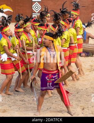 Tribal Volkstanz von Nord-Ost-Indien wird durchgeführt Kisama Heritage Dorf in Nagaland Indien am 3. Dezember 2016 Stockfoto