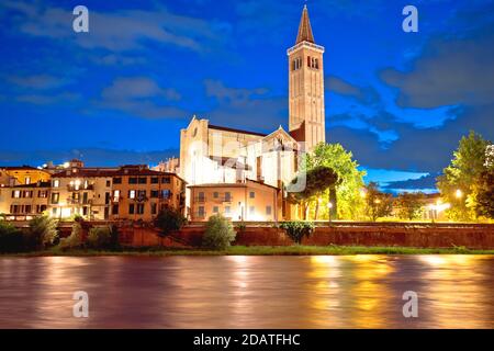 Verona. Basilica di Santa Anastasia und Etsch Fluss Abendansicht, Venetien Region von Italien Stockfoto