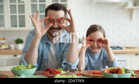 Kopf erschossen Porträt Vater und kleine Tochter halten roten Pfeffer Stockfoto