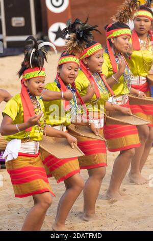 Tribal Volkstanz von Nord-Ost-Indien wird durchgeführt Kisama Heritage Dorf in Nagaland Indien am 3. Dezember 2016 Stockfoto