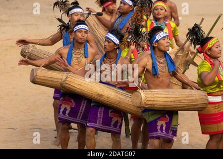 Gruppe von Naga Tribesmen und Frauen in ihren traditionellen gekleidet Kleidung Tanz während Hornbill Festival in Nagaland Indien auf 3 Dezember 2016 Stockfoto