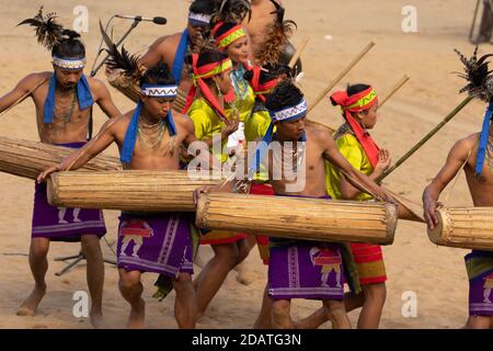 Gruppe von Naga Tribesmen und Frauen in ihren traditionellen gekleidet Kleidung Tanz während Hornbill Festival in Nagaland Indien auf 3 Dezember 2016 Stockfoto