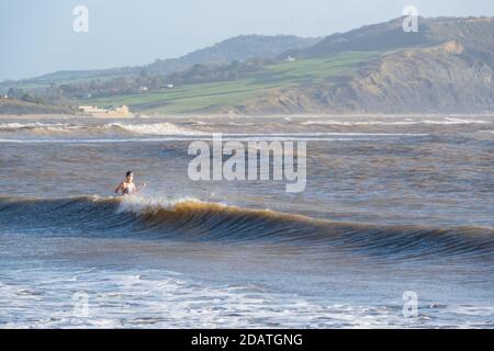 Lyme Regis, Dorset, Großbritannien. November 2020. UK Wetter: Ein stürmischer, aber heller Morgen bei Lyme Regis vor weiteren starken Regen und Orkanwind setzen, um später in Push-in. Kredit: Celia McMahon/Alamy Live Nachrichten Stockfoto