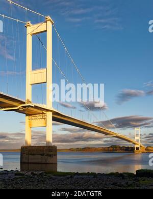 Late Sun auf der Severn Bridge in Beachley, Gloucestershire, Großbritannien Stockfoto