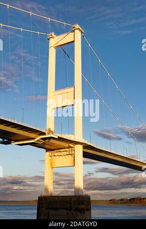 Late Sun auf der Severn Bridge in Beachley, Gloucestershire, Großbritannien Stockfoto