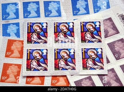 British Royal Mail zweite Klasse 65p Weihnachtsmarken für 2020 zeigen Jesus von Jungfrau Maria gekaschelt; Kopieren von Glasmalereien in anglikanischen Kirchen Stockfoto