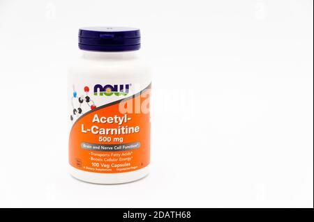 Now Foods, Acetyl-L-Carnitin, 500 mg, 100 Veg Kapseln. Isoliert auf weißem Hintergrund. Speicherplatz kopieren. Stockfoto