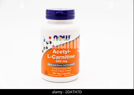 Now Foods, Acetyl-L-Carnitin, 500 mg, 100 Veg Kapseln. Isoliert auf weißem Hintergrund. Speicherplatz kopieren. Horizontale Aufnahme. Stockfoto