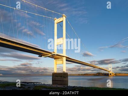 Late Sun auf der Severn Bridge in Beachley, Gloucestershire, Großbritannien Stockfoto