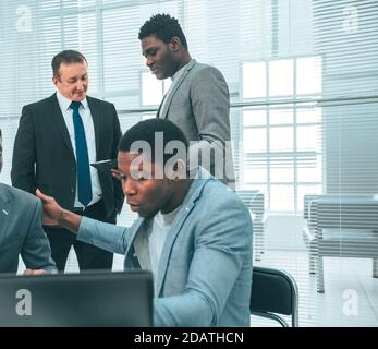 Das multinationale Geschäftsteam arbeitet im Büro. Stockfoto