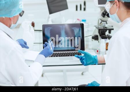 Nahaufnahme. Ärzte diskutieren eine Röntgenaufnahme der Lunge. Stockfoto