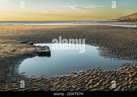 Dunraven Bay an der Glamorgan Heritage Coast in Südwales mit einem herzförmigen Pool am Strand. Stockfoto