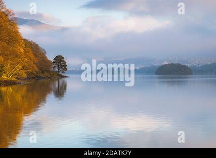 Der Nebel beginnt, über Derwent Wasser auf einem zu heben Ruhiger Herbstmorgen Stockfoto